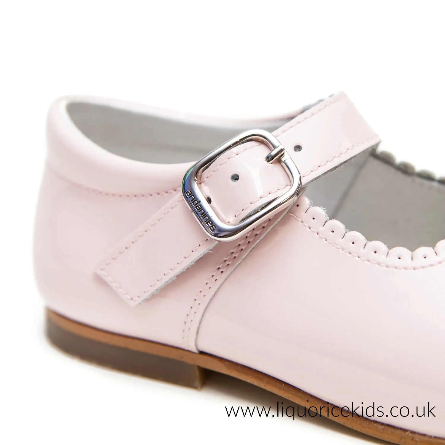 Andanines Girls Pale Pink Patent Mary Janes With Scallop Edging.