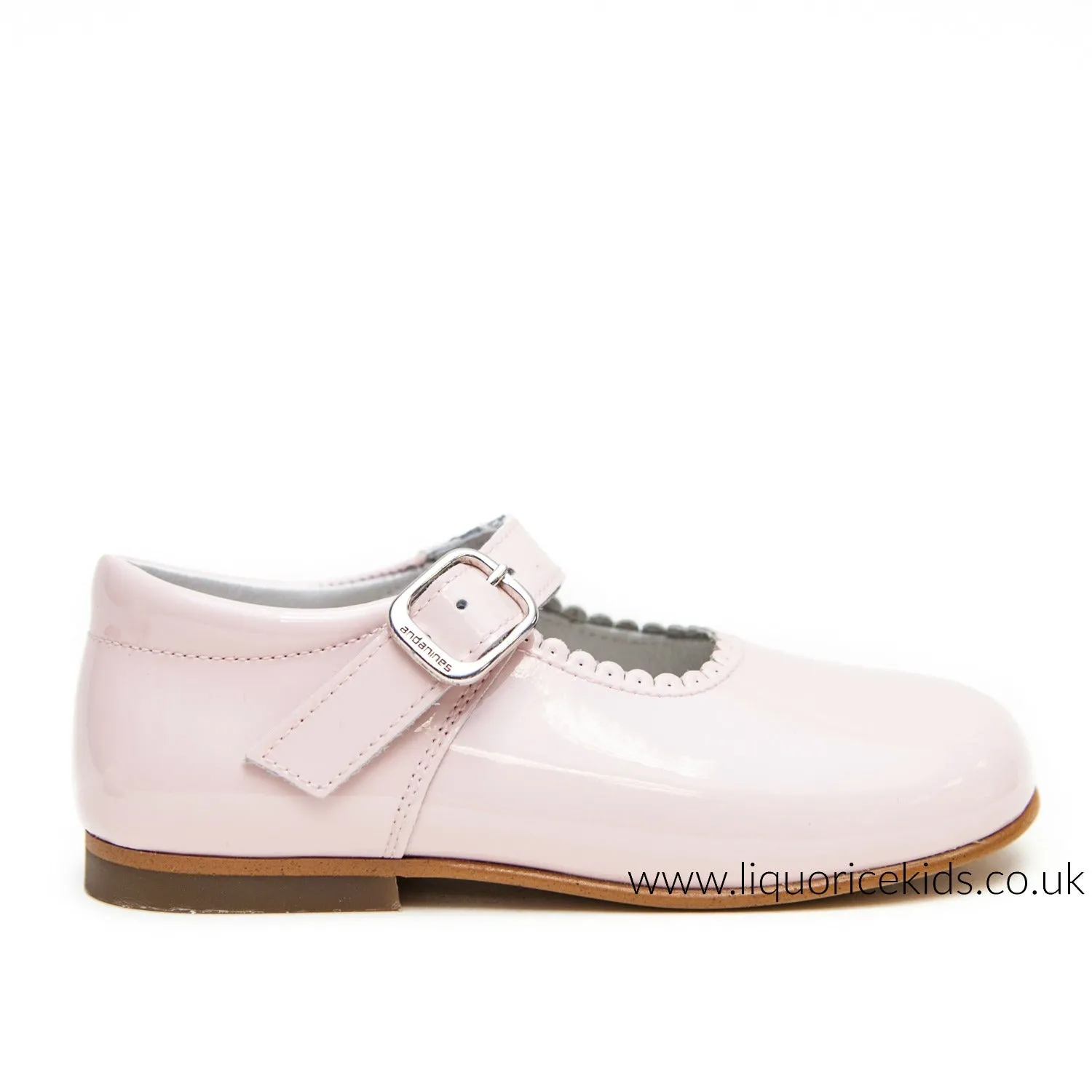 Andanines Girls Pale Pink Patent Mary Janes With Scallop Edging.