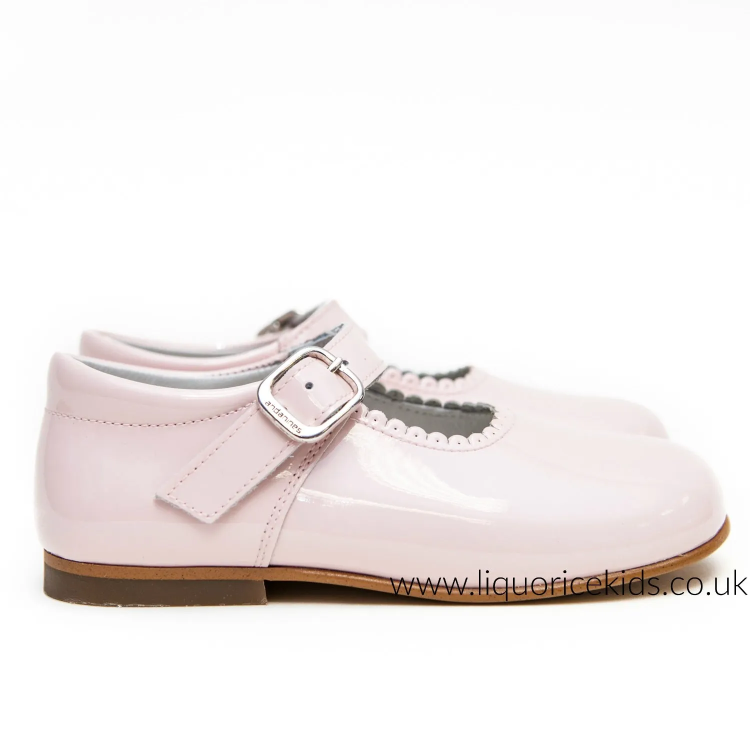 Andanines Girls Pale Pink Patent Mary Janes With Scallop Edging.