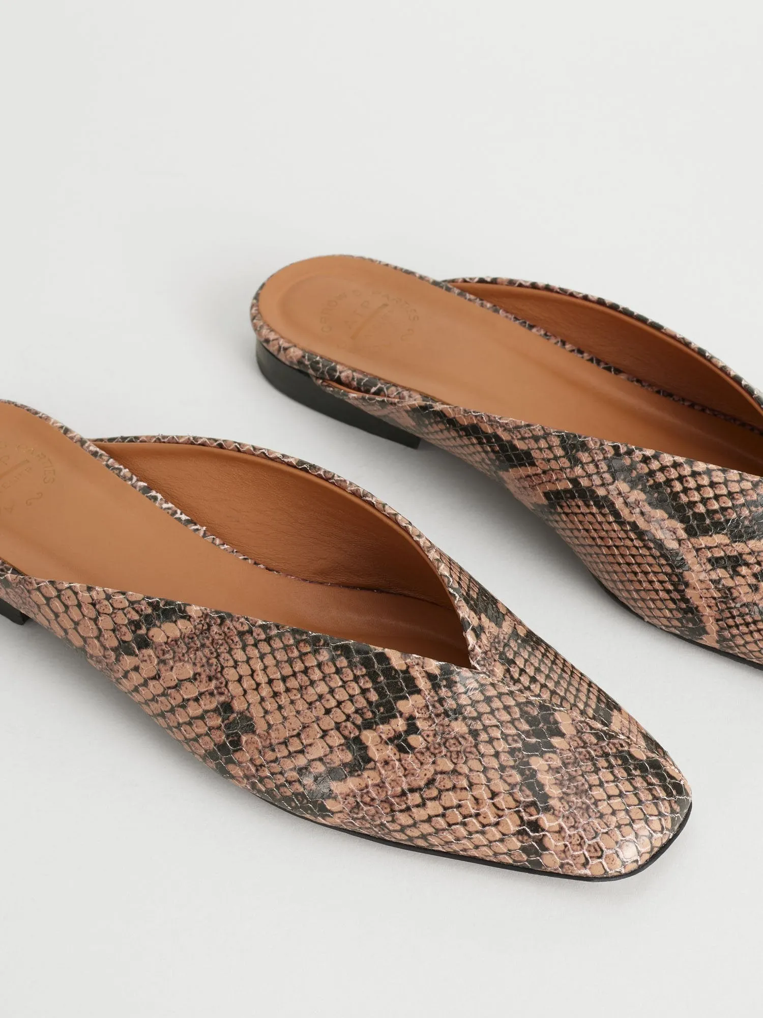 Arnesano Brown Printed Snake Flats